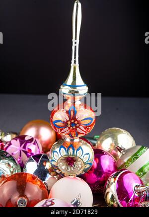 Palle di Natale per un Natale di fondo. Vecchia palla retrò per decorare l'albero di Natale. Decorazioni in vetro di Capodanno. Foto Stock