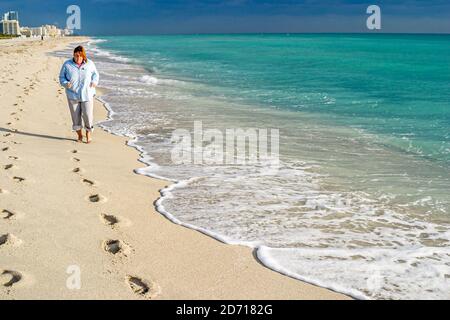 Miami Beach Florida, costa dell'Oceano Atlantico, donna ispanica, jogging femminile, corse running surf, Foto Stock