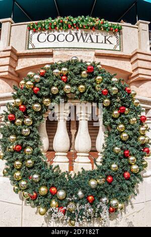 Miami Florida, Coconut Grove CocoWalk, shopping, ristoranti, complesso di intrattenimento, Natale inverno vacanza decorazione wreath, Foto Stock