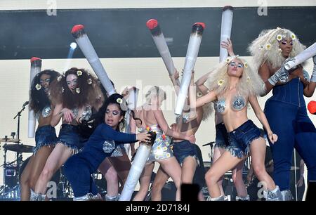 Miley Cyrus si esibisce durante il Summertime Ball della Capital FM al Wembley Stadium di Londra. Foto Stock