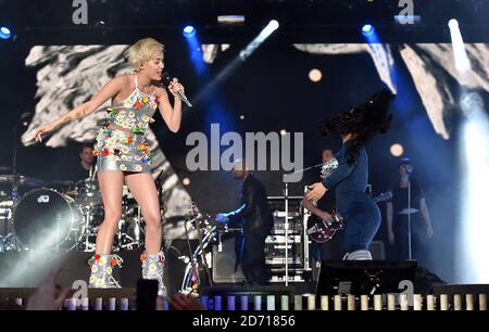 Miley Cyrus si esibisce durante il Summertime Ball della Capital FM al Wembley Stadium di Londra. Foto Stock
