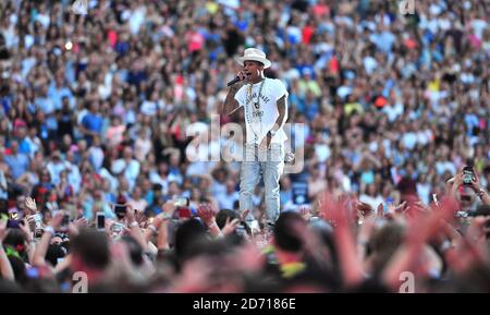 Pharrell Williams si esibisce durante il Summertime Ball di Capital FM al Wembley Stadium di Londra. Foto Stock