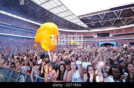 I fan si rallegrano durante la performance di Miley Cyrus durante il Summertime Ball di Capital FM al Wembley Stadium, Londra. Foto Stock
