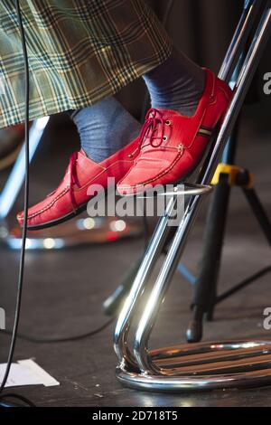 Albert Minott dei Jolly Boys che si esibiscono al festival Womad, a Charlton Park, Wiltshire. Foto Stock
