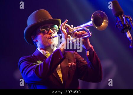 Fat Freddy's Drop che si esibisce al festival Womad, a Charlton Park, Wiltshire. Foto Stock