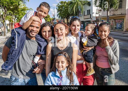 Miami Florida,Little Havana,Hispanic Calle Ocho,Tres Reyes Magos Three 3 Kings Parade,amici della famiglia ragazzi ragazze ragazzi adolescenti adolescenti Foto Stock