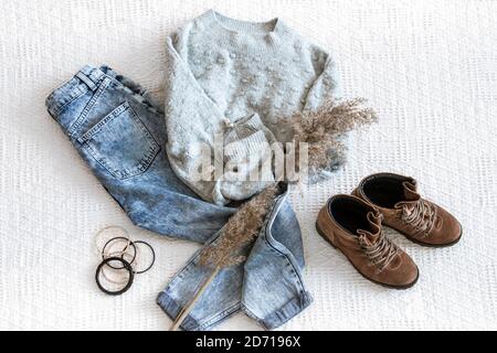 Set con jeans e maglione moda da donna, scarpe e accessori. Vista dall'alto, disposizione piatta. Foto Stock