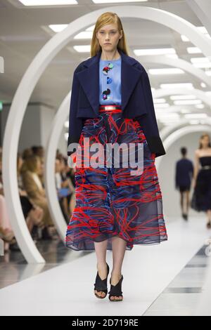 Un modello sulla passerella alla sfilata di moda Roksanda, tenuta a Mayfair durante la London Fashion Week Foto Stock