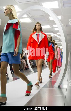 Un modello sulla passerella alla sfilata di moda Roksanda, tenuta a Mayfair durante la London Fashion Week Foto Stock