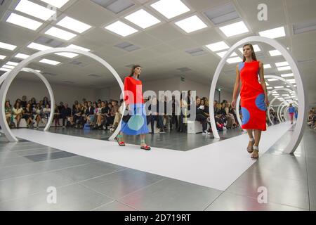 Un modello sulla passerella alla sfilata di moda Roksanda, tenuta a Mayfair durante la London Fashion Week Foto Stock