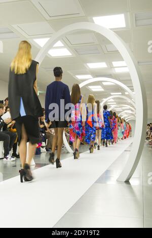 Un modello sulla passerella alla sfilata di moda Roksanda, tenuta a Mayfair durante la London Fashion Week Foto Stock