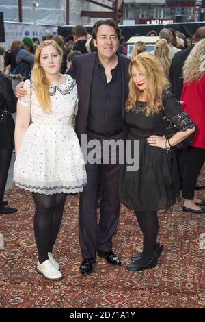 Jonathan Ross con sua moglie Jane Goldman (a destra) e la figlia Honey Kinney Ross hanno partecipato a una proiezione benefica dell'episodio di apertura della stagione 5 di Downton Abbey, presso l'Empire Cinema di Leicester Square, Londra. Foto Stock