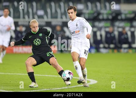 Il loriano Neuhaus di Monchengladbach e Xaver Schlager di Wolfsburg durante Il campionato tedesco Bundesliga partita di calcio tra Borussia Monchengl Foto Stock