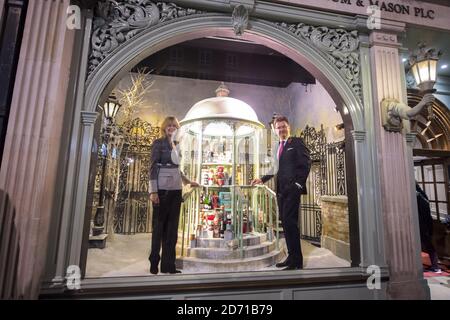 Ewan Venters (CEO) e Kate Hobson (Presidente) svelano le finestre di Natale a Fortnum & Mason su Piccadilly, nel centro di Londra. Il negozio ha segnato il conto alla rovescia per Natale svelando le loro famose finestre questa sera, che si basano sul 'Frost Fayres' di secoli fa, quando un Tamigi congelato avrebbe ospitato mercati e carnevali incredibili. Foto Stock