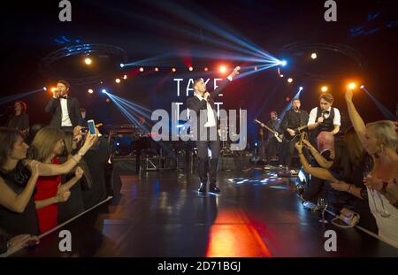 USO EDITORIALE SOLO NESSUN LIBRO NON AUTORIZZATO prende che (sinistra-destra) Mark Owen, Gary Barlow e Howard Donald che si esibiscono al Global's Make Some Noise Night alla Supernova London, Victoria Embankment Gardens, Londra. La serata con le stelle ha raccolto fondi per una nuova beneficenza nazionale, GlobalÕs Make Some Noise, per aiutare i bambini e i giovani svantaggiati in tutto il Regno Unito. Foto Stock