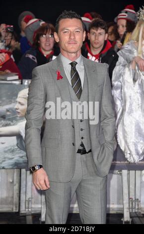 Luke Evans arriva a Hobbit: La battaglia dei cinque eserciti prima mondiale tenuto a Odeon Leicester Square e Empire IMAX, Londra Foto Stock