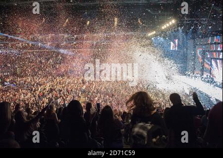 ESCLUSIVA*** Taylor Swift live sul palco durante la capitale FM Jingle Bell Ball 2014 che si tiene alla O2 Arena, Londra. Foto Stock