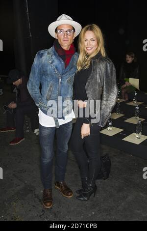 Oliver Proudlock ed Emma Louise Connolly alla sfilata di moda Oliver Spencer, tenuta presso l'Old Sorting Office come parte di London Collections Men 2015. Foto Stock