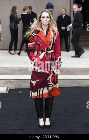 Hannah Dodd partecipa alla sfilata di moda Burberry Prorsum Menswear Autunno Inverno 2015 tenutasi a Kensington Gardens, Kensington Gore, Londra Foto Stock