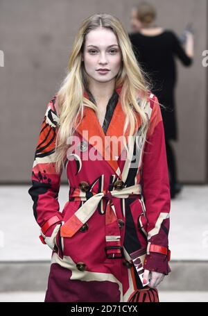 Hannah Dodd partecipa alla sfilata di moda Burberry Prorsum Menswear Autunno Inverno 2015 tenutasi a Kensington Gardens, Kensington Gore, Londra Foto Stock