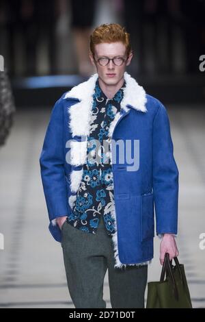 Modella sulla passerella durante la sfilata di moda Burberry Prorsum Menswear Autunno Inverno 2015 tenuta Kensington Gardens, parte di London Collections: Men 2015 Foto Stock