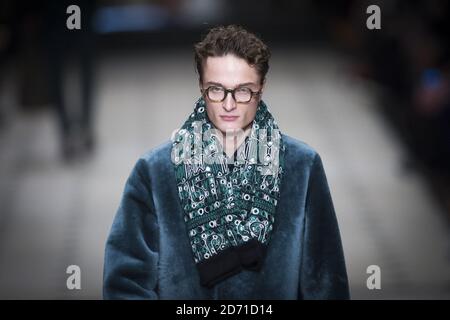 Modella sulla passerella durante la sfilata di moda Burberry Prorsum Menswear Autunno Inverno 2015 tenuta Kensington Gardens, parte di London Collections: Men 2015 Foto Stock