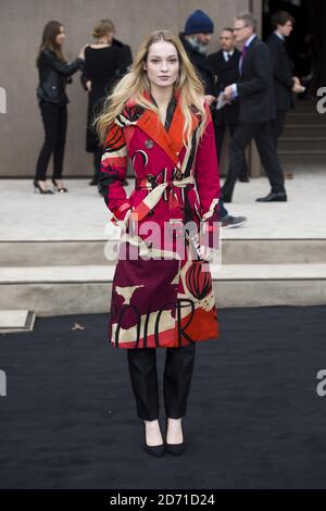 Hannah Dodd arriva alla sfilata di moda Burberry, tenuta a Hyde Park come parte della London Collections Men 2015. Foto Stock