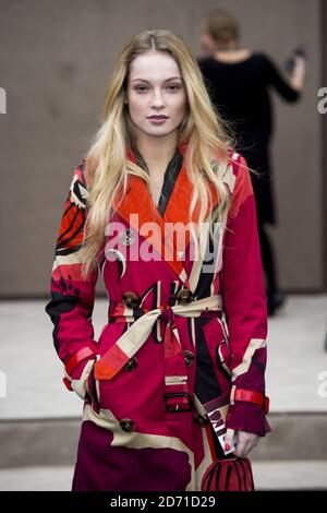 Hannah Dodd arriva alla sfilata di moda Burberry, tenuta a Hyde Park come parte della London Collections Men 2015. Foto Stock