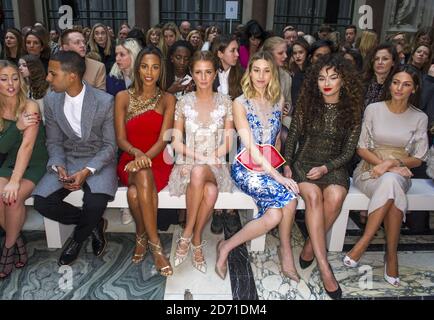 Marvin e Rochelle Humes, Millie Mackintosh, Whitney Port, Ella Eyre e Michelle Keegan in prima fila al Julien MacDonald Fashion Show, tenuto presso l'ufficio straniero e del Commonwealth come parte della London Fashion Week. Foto Stock