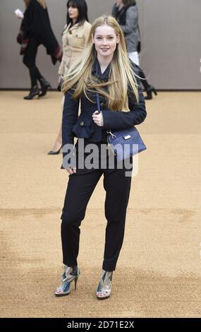 Hannah Dodd partecipa alla sfilata di moda Burberry Prorsum tenutasi presso il Perks Field, Kensington Gardens, Londra, W2 nell'ambito della London Fashion Week Autunno-Inverno 2015. Foto Stock