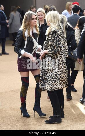 Cara Delevingne e Lily Donaldson partecipano alla sfilata di moda Burberry Prorsum tenutasi presso Perks Field, Kensington Gardens, Londra, W2 nell'ambito della settimana della moda di Londra Autunno-Inverno 2015. Foto Stock