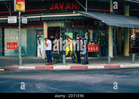 Tel Aviv Israele 19 ottobre 2020 Vista di un checkpoint della polizia nazionale israeliana per le strade di Tel Aviv al fine di contenere la diffusione della corona Foto Stock