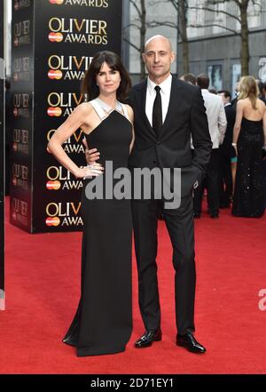 Mark strong e Liza Marshall partecipano all'Olivier Awards 2015, sponsorizzato da MasterCard, tenuto presso la Royal Opera House di Covent Garden, Londra Foto Stock