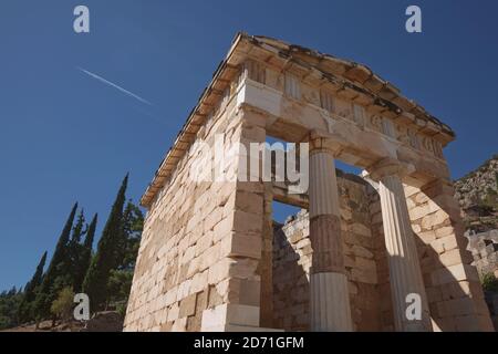 Tesoro ateniano a Delfi, Grecia, antico santuario che è cresciuto ricco come sede di oracle che è stato consultato su importanti decisioni durante l'antica c. Foto Stock