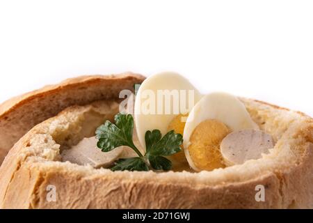 Zurek. Zuppa polacca tradizionale isolata su sfondo bianco Foto Stock