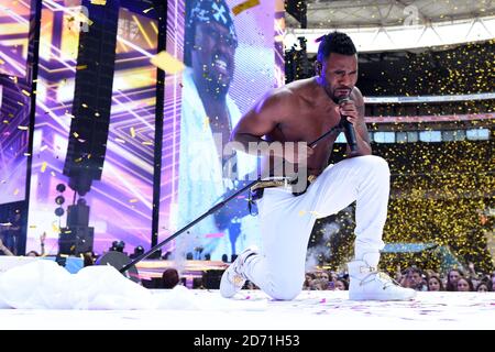 Jason Derulo si esibisce sul palco durante il Summertime Ball della Capital FM al Wembley Stadium di Londra. Foto Stock