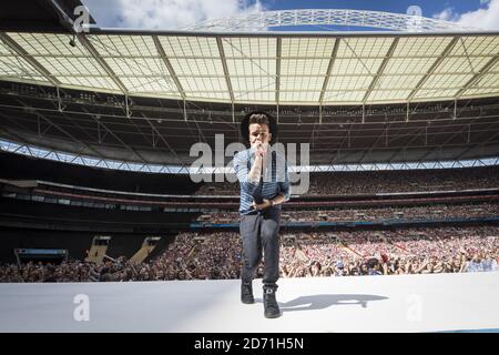 Liam Payne di One Direction si esibisce sul palco durante il Summertime Ball della Capital FM al Wembley Stadium di Londra. Foto Stock