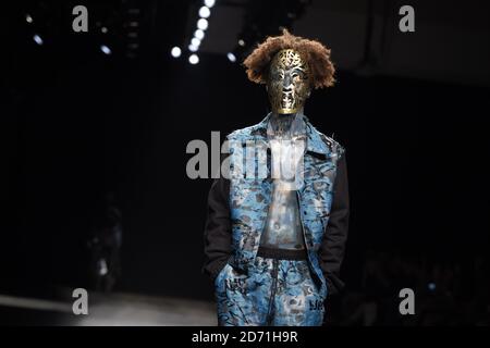 Un modello indossa una creazione di Liam Hodges durante la sfilata DI moda UOMO, durante le collezioni londinesi del British Fashion Council: Men presso l'Old Sorting Office di Londra. Foto Stock