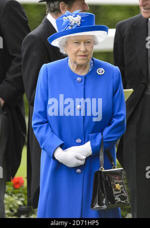 Regina Elisabetta II durante il secondo giorno del Royal Ascot Meeting 2015 all'Ippodromo di Ascot, Berkshire Foto Stock