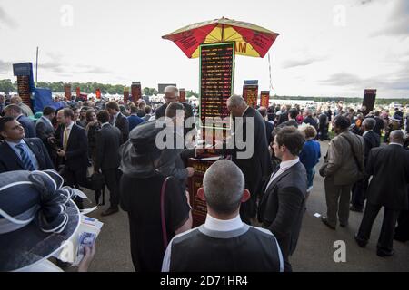 I bookmaker si scommette durante il secondo giorno del Royal Ascot Meeting 2015 all'ippodromo di Ascot, Berkshire Foto Stock