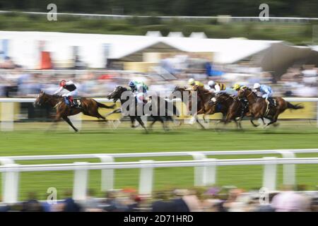 I corridori e i piloti gareggiano nella Prince of Wales's Stakes durante il secondo giorno del Royal Ascot Meeting 2015 all'ippodromo di Ascot, Berkshire Foto Stock