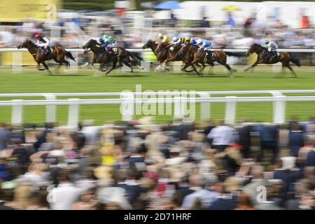 I corridori e i piloti gareggiano nella Prince of Wales's Stakes durante il secondo giorno del Royal Ascot Meeting 2015 all'ippodromo di Ascot, Berkshire Foto Stock