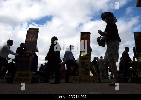 Atmosfera durante il secondo giorno del Royal Ascot Meeting 2015 all'Ippodromo di Ascot, Berkshire Foto Stock