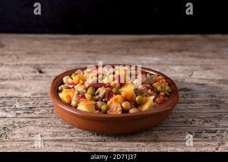 Ropa vieja cibo su tavolo di legno Foto Stock