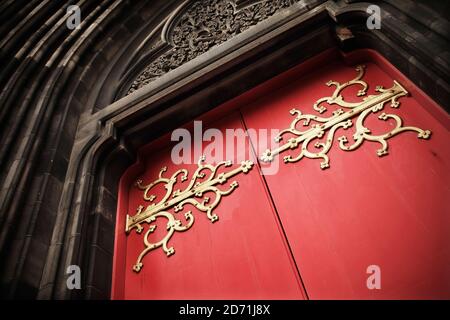 Le porte principali del centro per le arti e gli eventi Hub, Royal Mile, Edimburgo, Scozia. Foto Stock