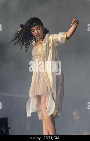 FKA Twig si esibisce al festival di Glastonbury, presso la Worthy Farm di Somerset. Foto Stock