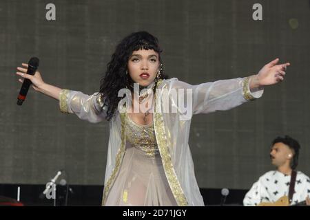 FKA Twig si esibisce al festival di Glastonbury, presso la Worthy Farm di Somerset. Foto Stock