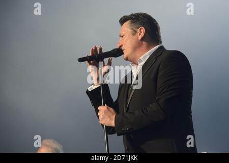 Tony Hadley di Spandau Ballet si esibisce al festival Henley, a Henley sul Tamigi nell'Oxfordshire. Foto Stock