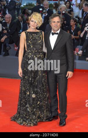 Sunrise Coigney e Mark Ruffalo partecipano alla prima di Spotlight, al 72esimo Festival del Cinema di Venezia, Italia. Foto Stock