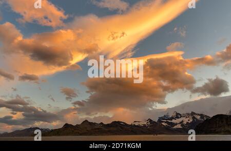 Cumberland East Bay e le montagne della Allardyce Range. Tipico paesaggio nuvoloso della Georgia del Sud. Antartide, Subantartica, Georgia del Sud, ottobre Foto Stock